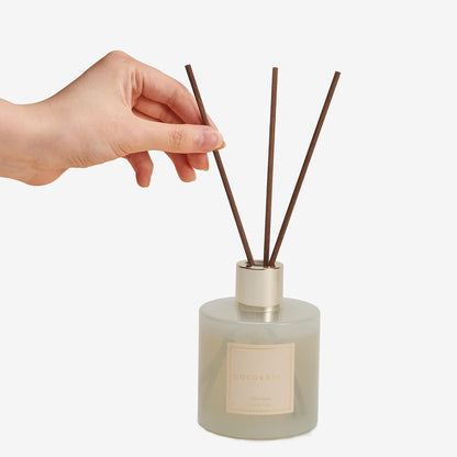 Cocorrína Clean Linen Scented Reed Diffuser Oil with 8 Sticks Fragrance for Bedroom, Bathroom, Oil Diffuser, Home Décor, 6.7 oz. (200 ml)