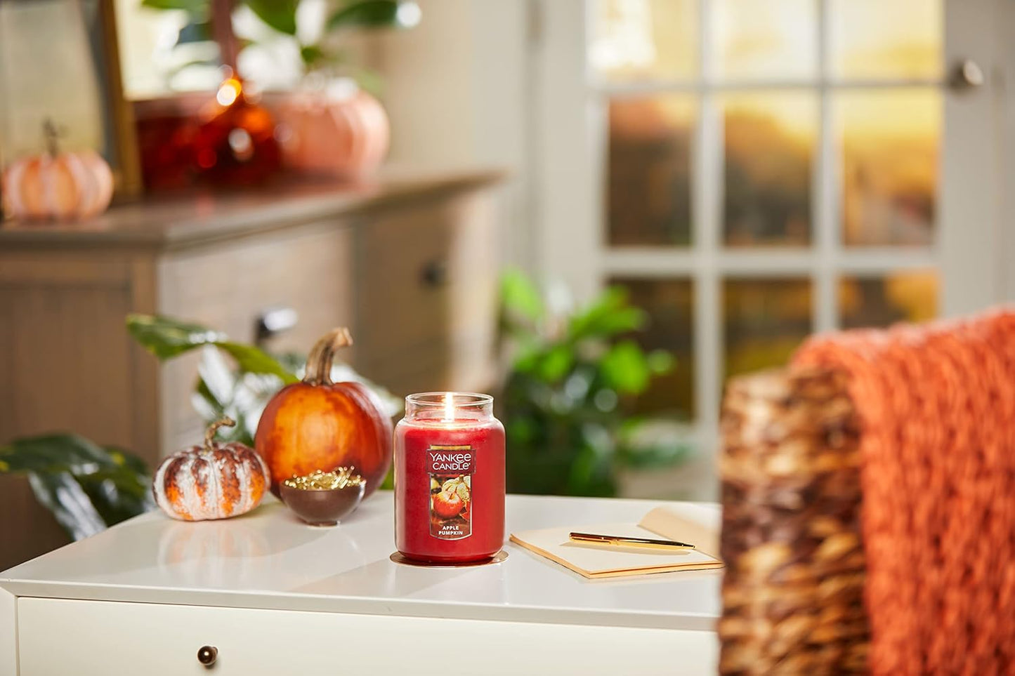 Yankee Candle | Apple Pumpkin Scented, Classic 22oz Large Jar Single Wick Aromatherapy Candle, Over 110 Hours of Burn Time